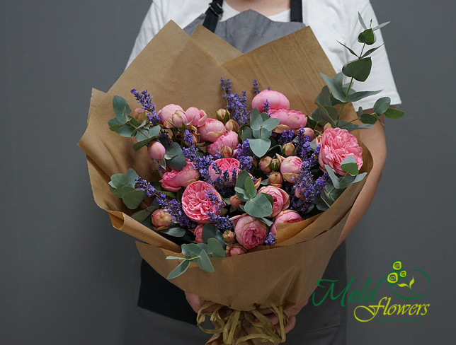 Букет из розовых пионовидных роз и лаванды Фото